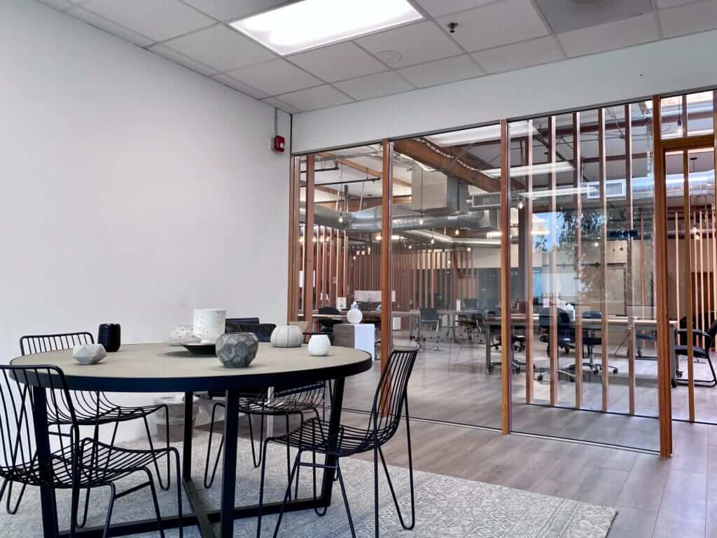 บริษัทรับออกแบบตกแต่ง คำนึงถึงการใช้งาน ประชุม หรืออื่นๆเพิ่มเติม และความเข้ากันในทุกด้าน ออกแบบ ห้อง ประชุม office interior design